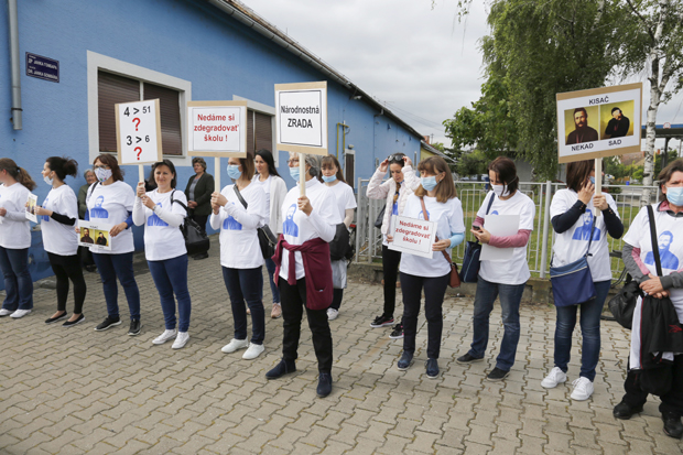 Протест просветара и мештана Кисача: Вратите бившу директорку